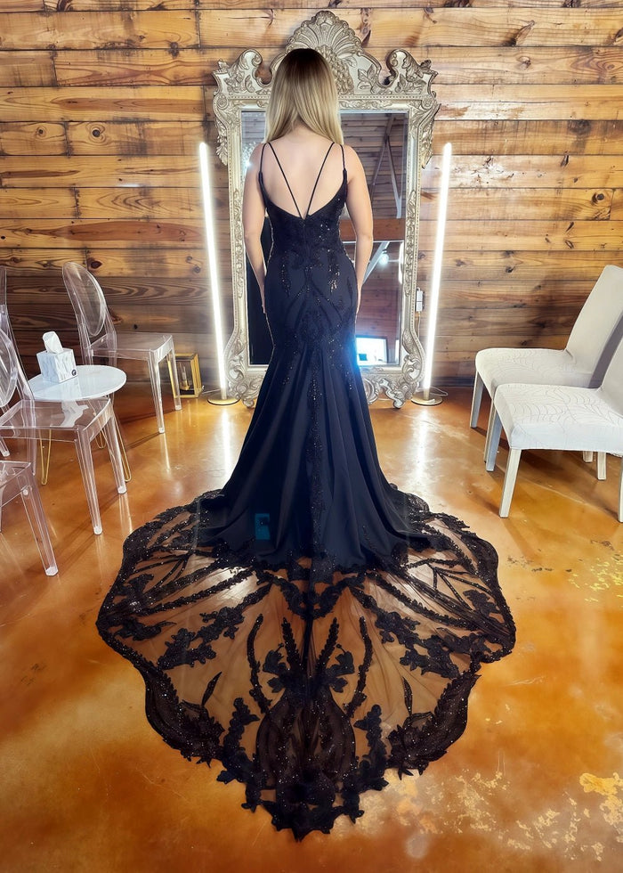 Martina | Plus Size Black and White Mermaid V Neck Wedding Dress with Long Train - White - PromDressClub